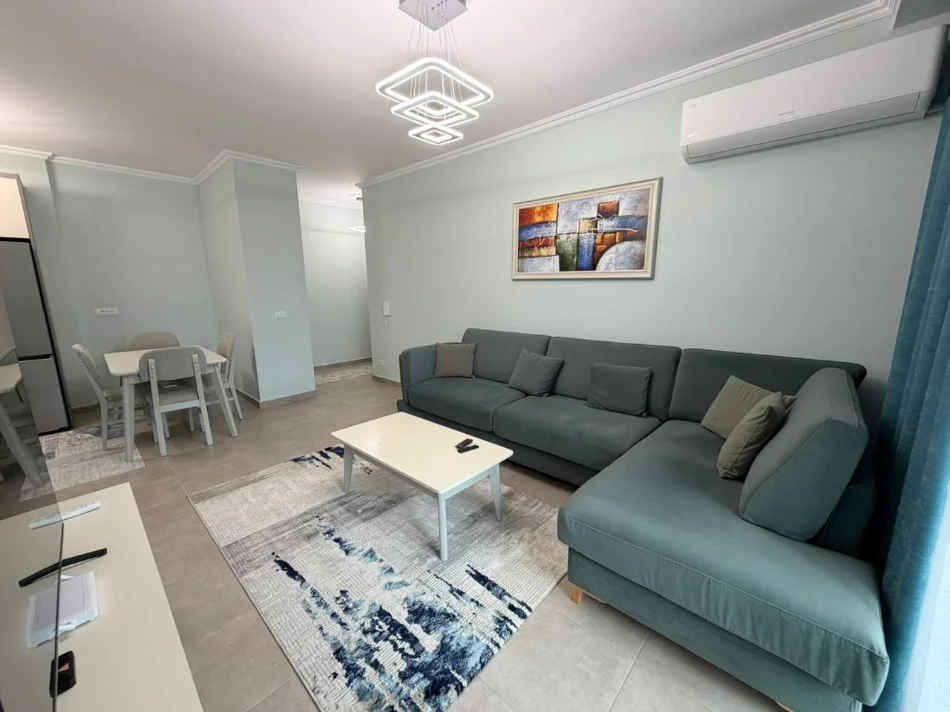 Tirane, jepet me qera apartament 2+1 Kati 6, 800 € (stacioni i trenit)