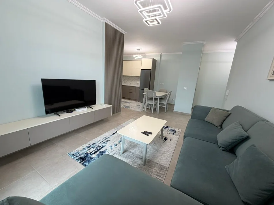 Tirane, jepet me qera apartament 2+1 Kati 6, 800 € (stacioni i trenit)