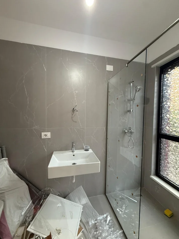Tirane, jepet me qera apartament 1+1+Ballkon Kati 2, 75 m² 800 € (Komuna e Parisit)