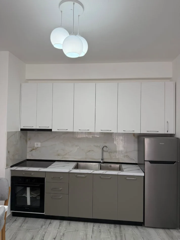 Tirane, jepet me qera apartament 1+1 Kati 9, 65 m² 500 € (Rruga Sokrat Miho)