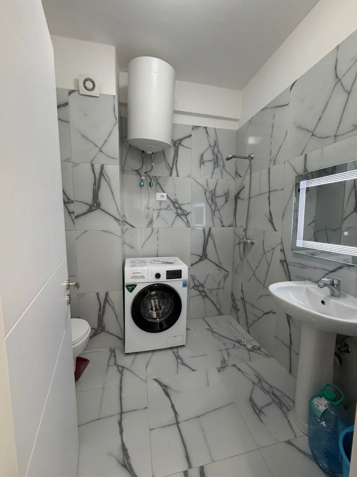 Tirane, jepet me qera apartament 1+1 Kati 9, 65 m² 500 € (Rruga Sokrat Miho)