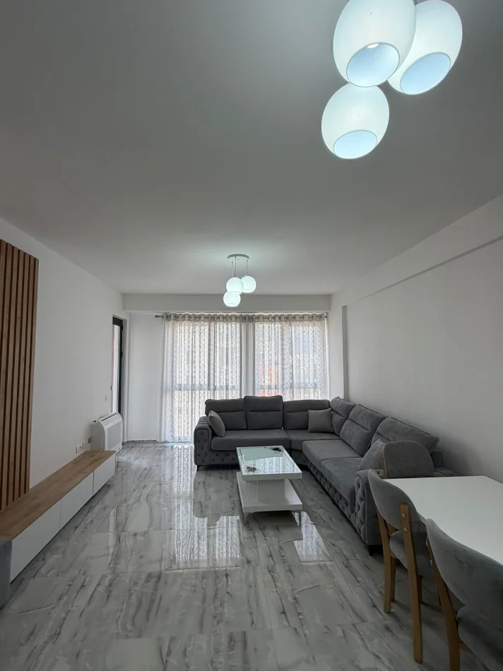 Tirane, jepet me qera apartament 1+1 Kati 9, 65 m² 500 € (Rruga Sokrat Miho)