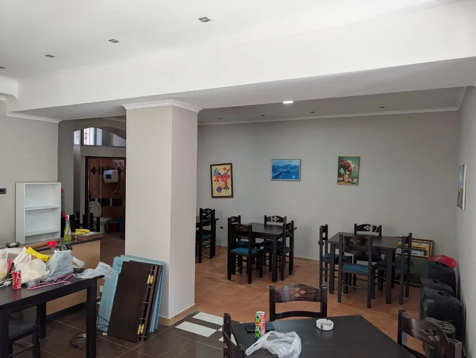 Tirane, jepet me qera bar-resorant Kati 0, 59 m² 1.530 € (Gjykata e Tiranes)