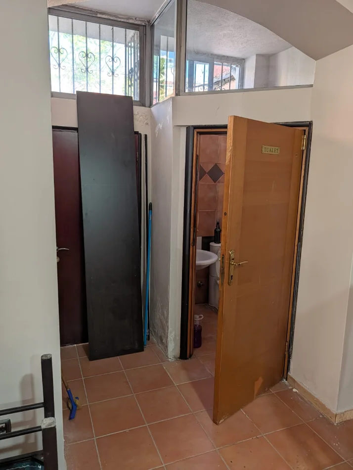 Tirane, jepet me qera bar-resorant Kati 0, 59 m² 1.530 € (Gjykata e Tiranes)
