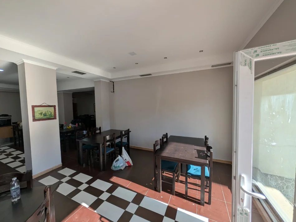 Tirane, jepet me qera bar-resorant Kati 0, 59 m² 1.530 € (Gjykata e Tiranes)
