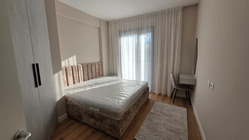 Tirane, jepet me qera apartament 1+1 , 750 € (Liqeni i Thate)