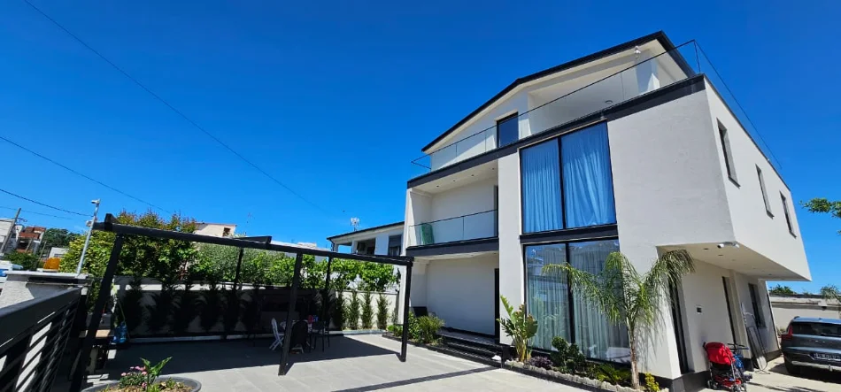 Durres, shitet Vile ne plazh 3 Katshe , 325 m² 600.000 € (PLAZH RROTA E KUQE)