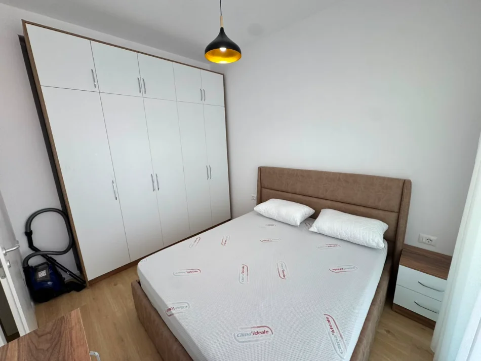 Tirane, jepet me qera apartament 1+1 Kati 7, (Ali Demi)