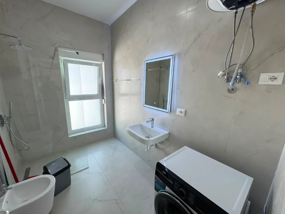 Tirane, jepet me qera apartament 1+1 Kati 7, (Ali Demi)