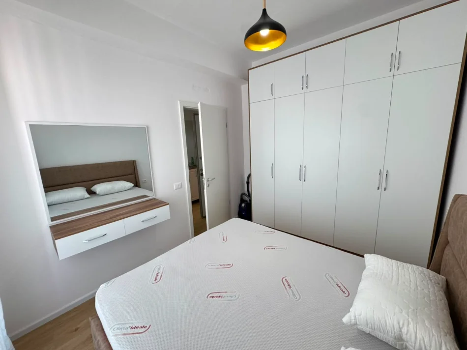 Tirane, jepet me qera apartament 1+1 Kati 7, (Ali Demi)