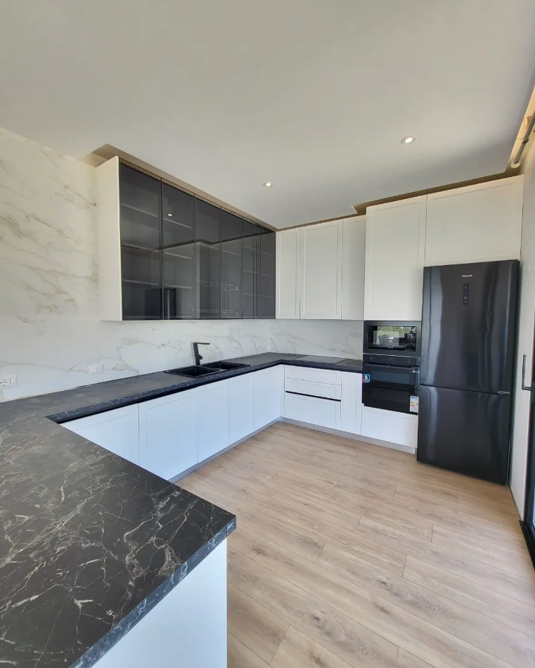 Tirane, jepet me qera Vile 3 Katshe Kati 0, 400 m² 3.500 € (Liqeni i Thate)