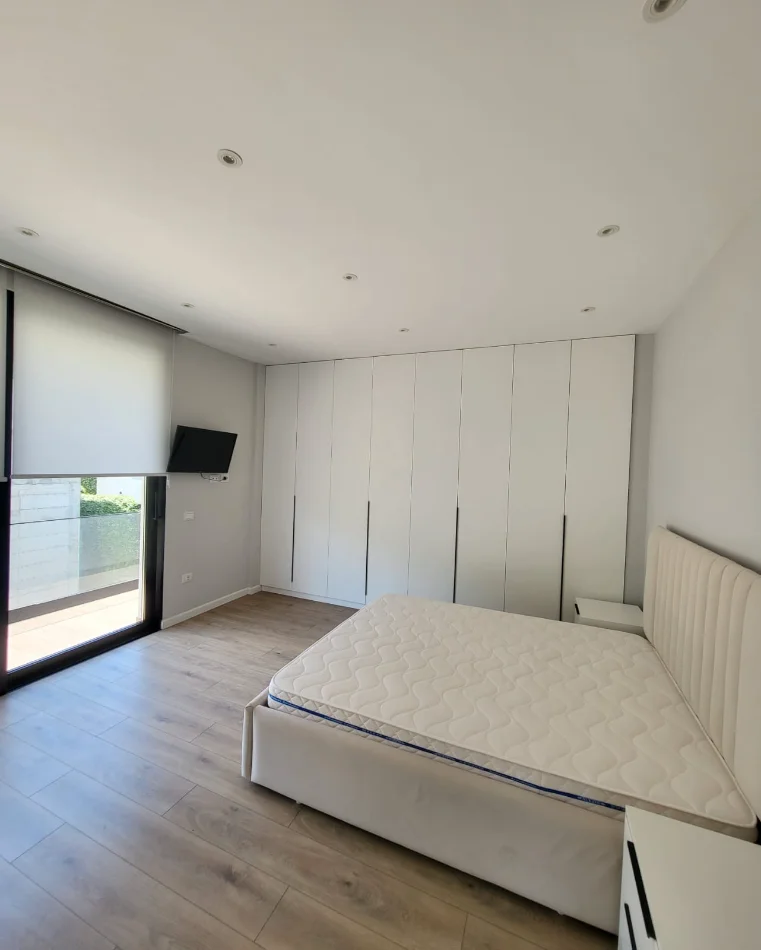 Tirane, jepet me qera Vile 3 Katshe Kati 0, 400 m² 3.500 € (Liqeni i Thate)
