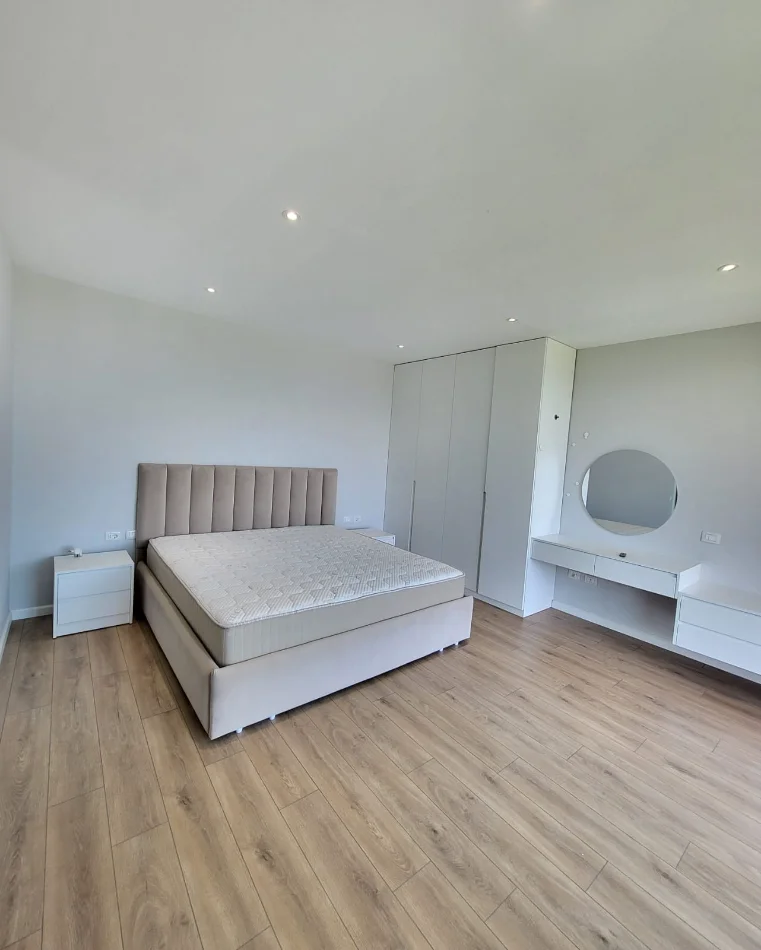 Tirane, jepet me qera Vile 3 Katshe Kati 0, 400 m² 3.500 € (Liqeni i Thate)