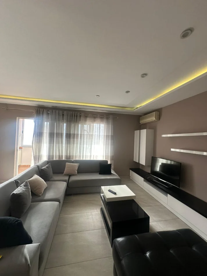 Tirane, jepet me qera apartament 2+1 , 130 m² 950 € (Komuna e Parisit)