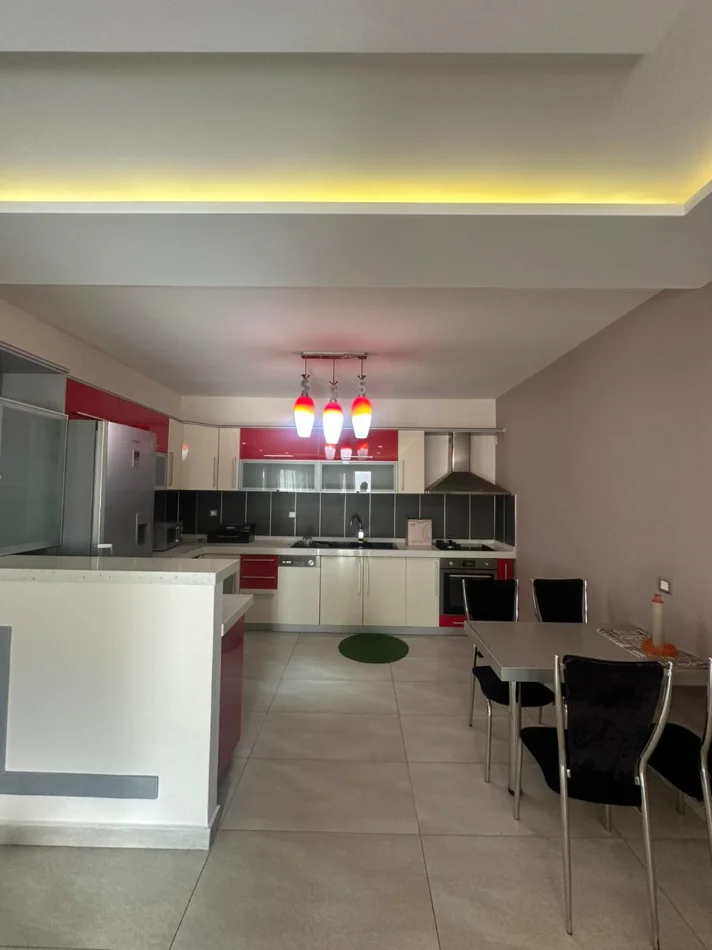 Tirane, jepet me qera apartament 2+1 , 130 m² 950 € (Komuna e Parisit)