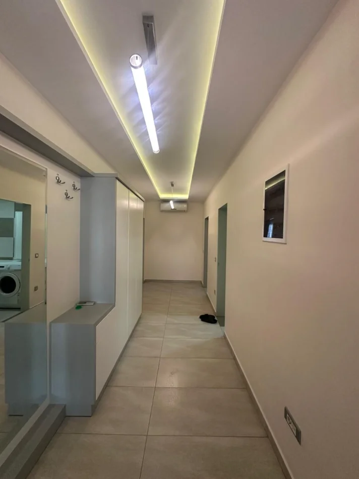 Tirane, jepet me qera apartament 2+1 , 130 m² 950 € (Komuna e Parisit)