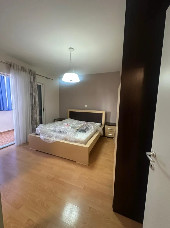 Tirane, jepet me qera apartament 2+1 , 130 m² 950 € (Komuna e Parisit)