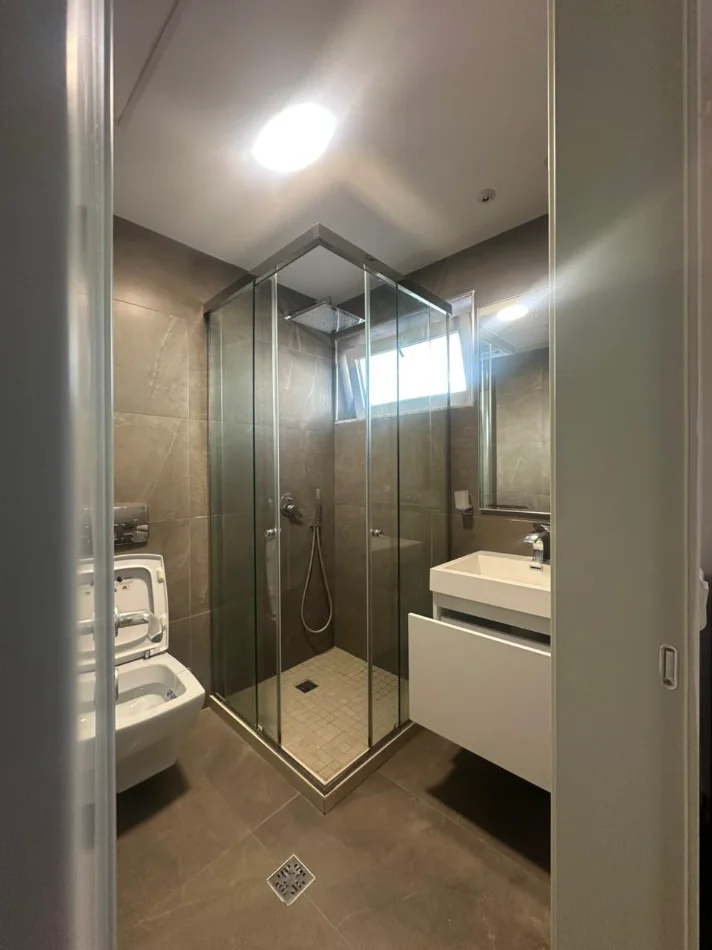 Tirane, jepet me qera apartament 2+1 , 130 m² 950 € (Komuna e Parisit)