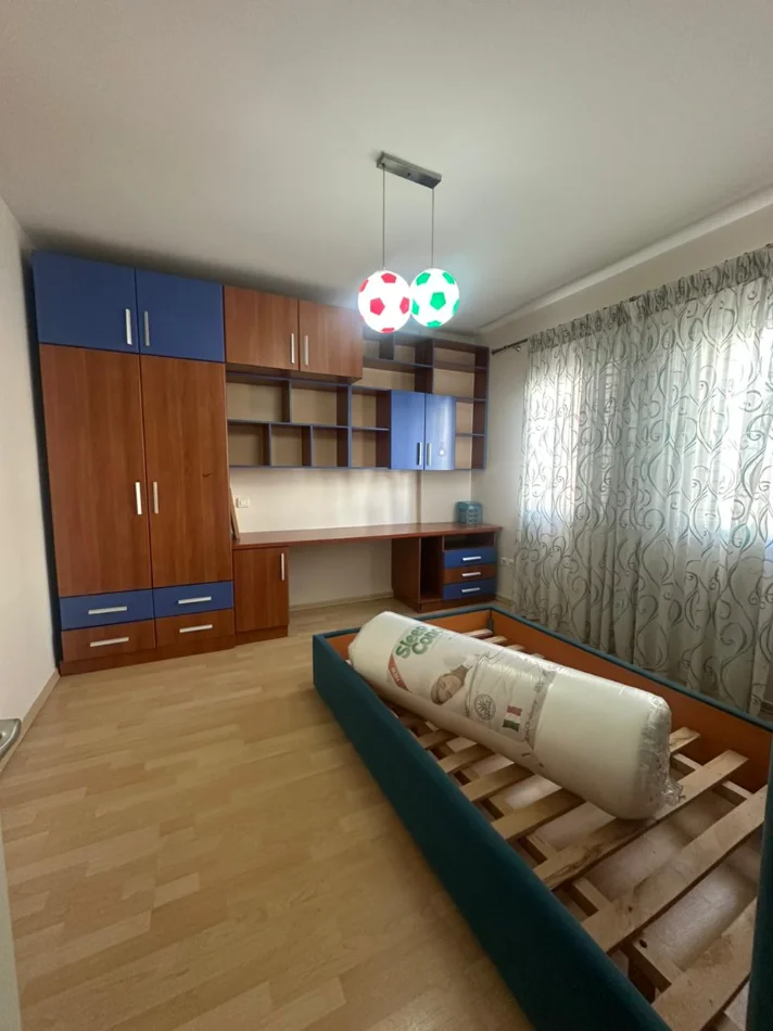 Tirane, jepet me qera apartament 2+1 , 130 m² 950 € (Komuna e Parisit)