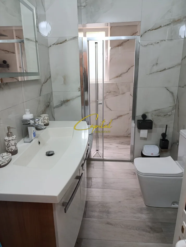 Tirane, jepet me qera apartament 2+1 Kati 1, 75 m² 500 € (KOMBINAT)
