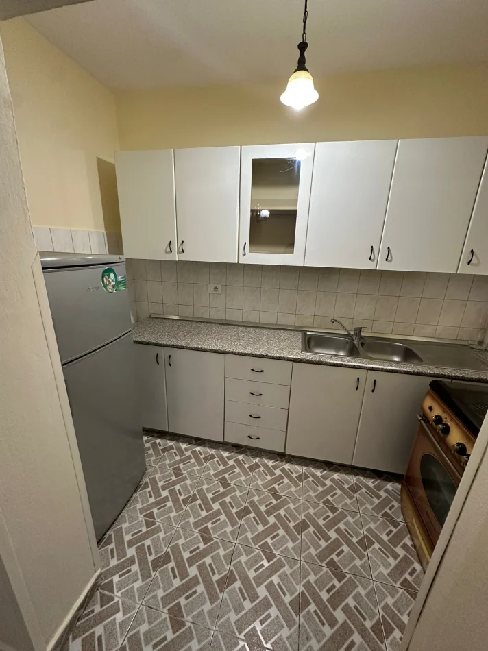 Tirane, jepet me qera apartament 3+1+Ballkon Kati 4, 90 m² 600 € (Rruga Hamdi Shijaku)