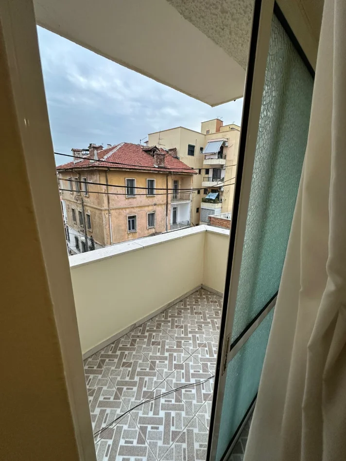 Tirane, jepet me qera apartament 3+1+Ballkon Kati 4, 90 m² 600 € (Rruga Hamdi Shijaku)