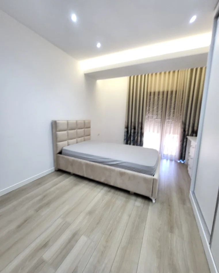 Tirane, jepet me qera apartament 2+1 Kati 5, 120 m² 1.000 € (KODRA E DIELLIT)