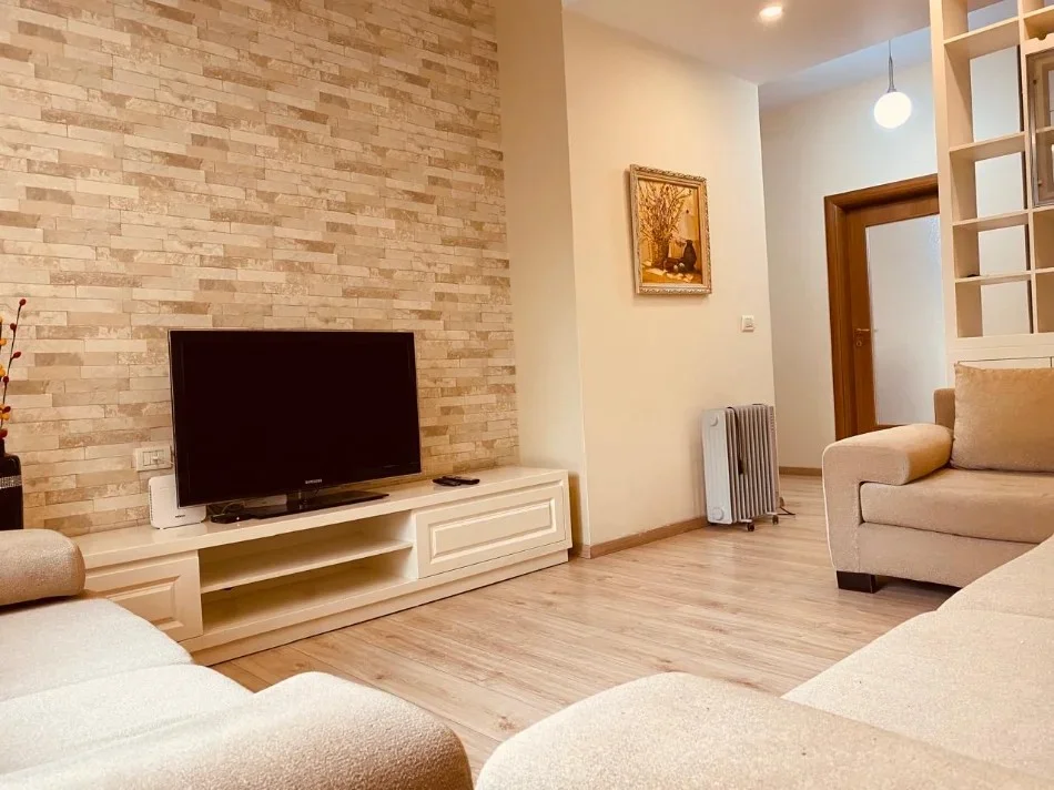 Tirane, jepet me qera apartament 2+1+Aneks+Ballkon Kati 1, 119 m² 750 € (RRUGA SITKI CICO)