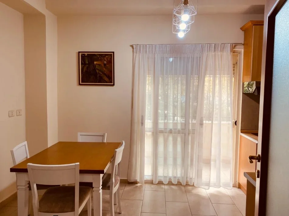 Tirane, jepet me qera apartament 2+1+Aneks+Ballkon Kati 1, 119 m² 750 € (RRUGA SITKI CICO)