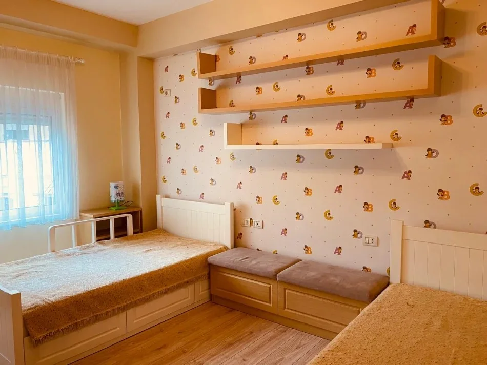 Tirane, jepet me qera apartament 2+1+Aneks+Ballkon Kati 1, 119 m² 750 € (RRUGA SITKI CICO)