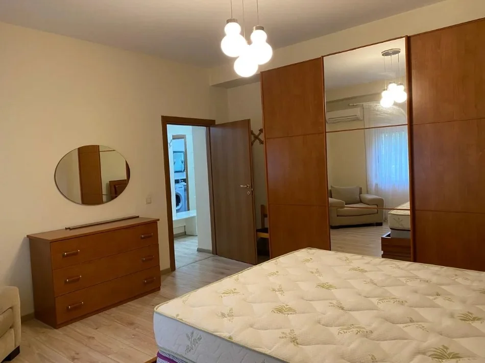 Tirane, jepet me qera apartament 2+1+Aneks+Ballkon Kati 1, 119 m² 750 € (RRUGA SITKI CICO)
