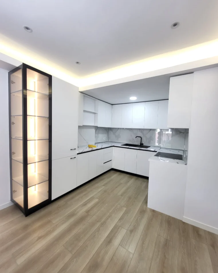 Tirane, jepet me qera apartament 2+1+Ballkon Kati 5, 120 m² 1.000 € (Rezidenca Kodra e Dellit 2)