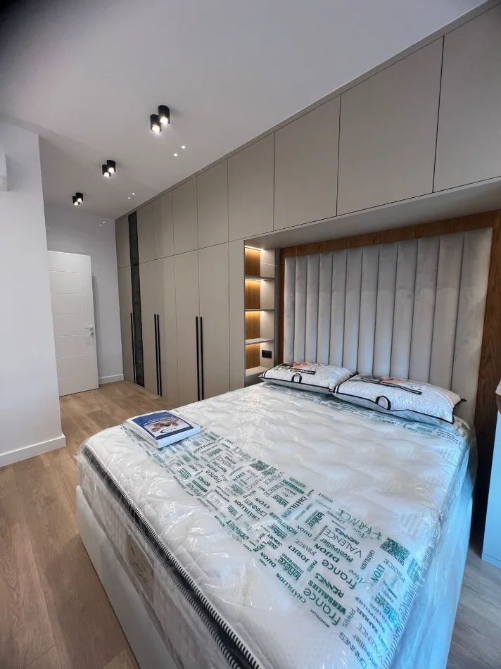 Tirane, jepet me qera apartament 2+1 Kati 1, 86 m² 100 € (KINOSTUDIO)