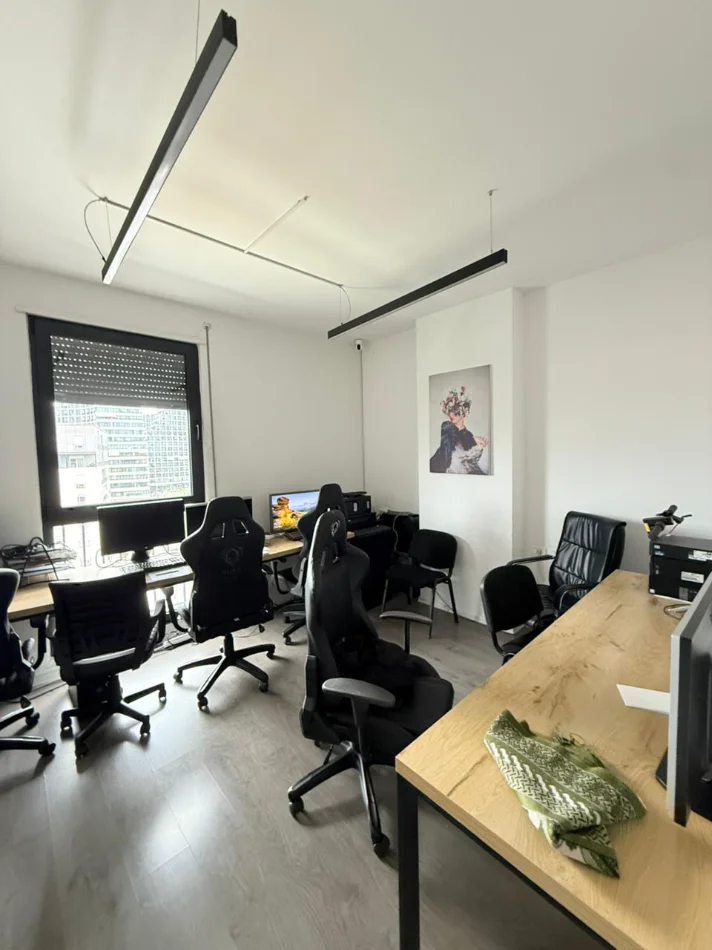 Tirane, jepet me qera zyre Kati 9, 125 m² 900 € (Parku Olimpik)