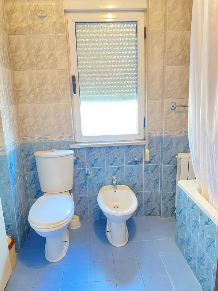 Tirane, JEPET ME QIRA Apartament Duplex 2+1 Kati 3, 145.000LEKE (RRUGA E ELBASANIT PRANE AMBASADES AMERIKANE)