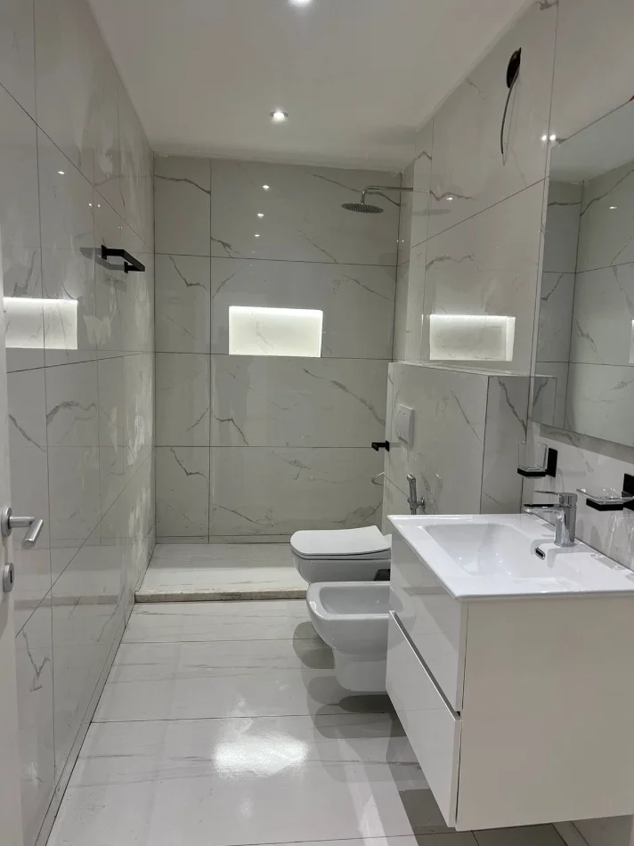 Tirane, jepet me qera zyre Kati 6, 190 m² 2.000 € (rruga e elbasanit)