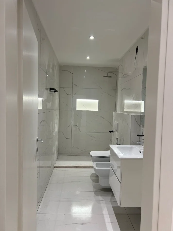 Tirane, jepet me qera zyre Kati 6, 190 m² 2.000 € (rruga e elbasanit)