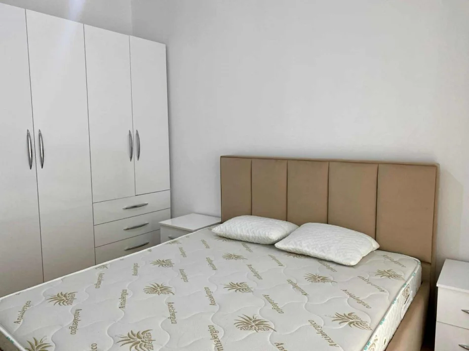 Tirane, jepet me qera apartament 1+1+Ballkon Kati 2, 64 m² 630 € (xhanfize keko)