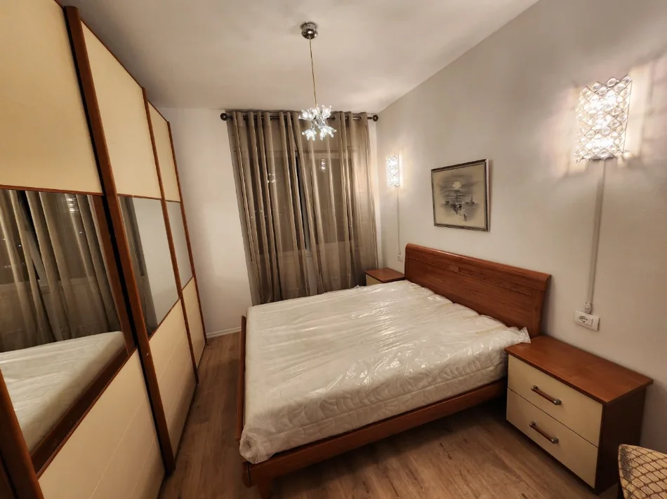 Tirane, jepet me qera apartament 2+1+Ballkon+parkim-Kati 7, 95 m² 450 mije leke