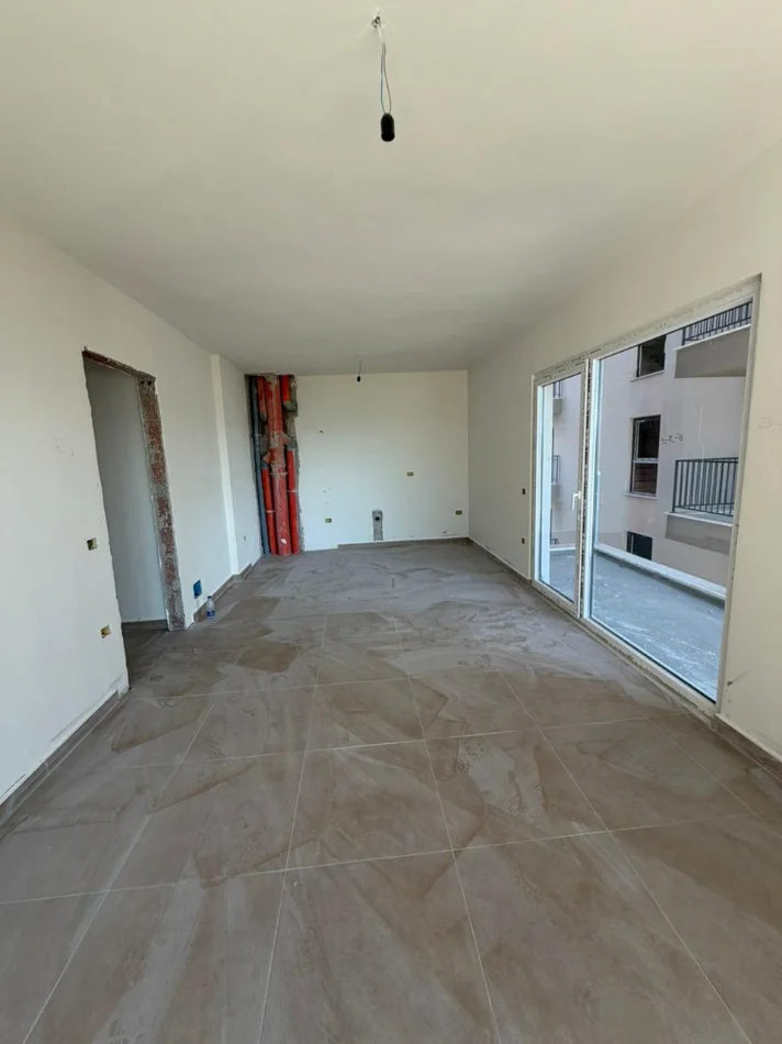 Lezhe, shitet apartament 2+1+Ballkon Kati 6, 110 m² (Shengjin) Okazion! Apartament 2+1+Lavanteri për Shitje