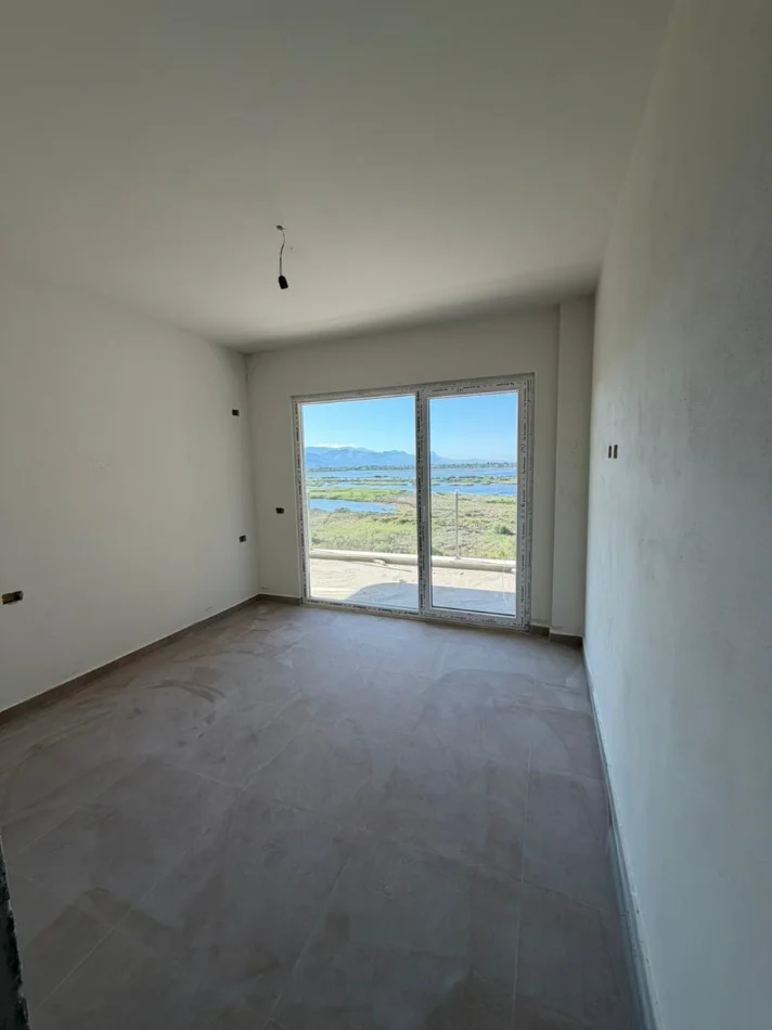 Lezhe, shitet apartament 2+1+Ballkon Kati 6, 110 m² (Shengjin) Okazion! Apartament 2+1+Lavanteri për Shitje
