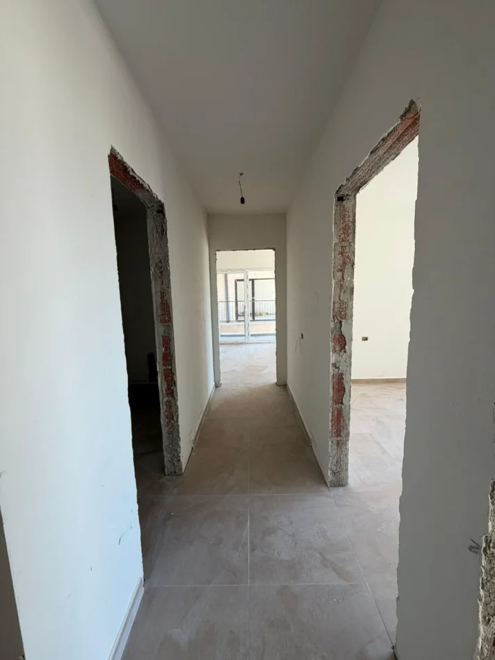 Lezhe, shitet apartament 2+1+Ballkon Kati 6, 110 m² (Shengjin) Okazion! Apartament 2+1+Lavanteri për Shitje