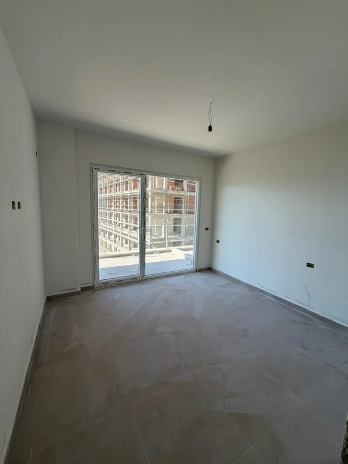 Lezhe, shitet apartament 2+1+Ballkon Kati 6, 110 m² (Shengjin) Okazion! Apartament 2+1+Lavanteri për Shitje