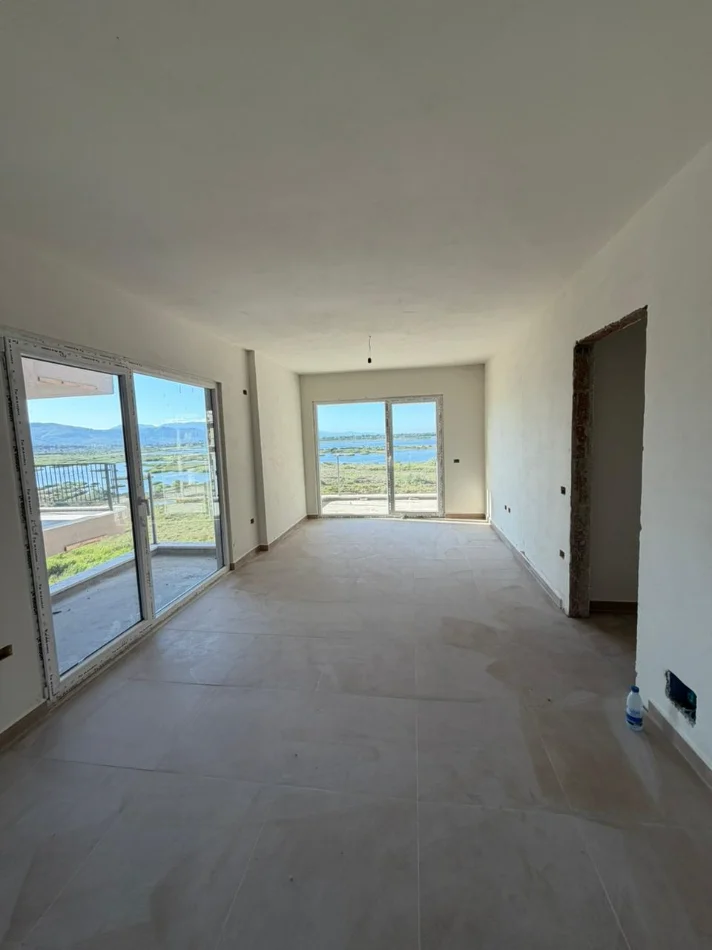 Lezhe, shitet apartament 2+1+Ballkon Kati 6, 110 m² (Shengjin) Okazion! Apartament 2+1+Lavanteri për Shitje