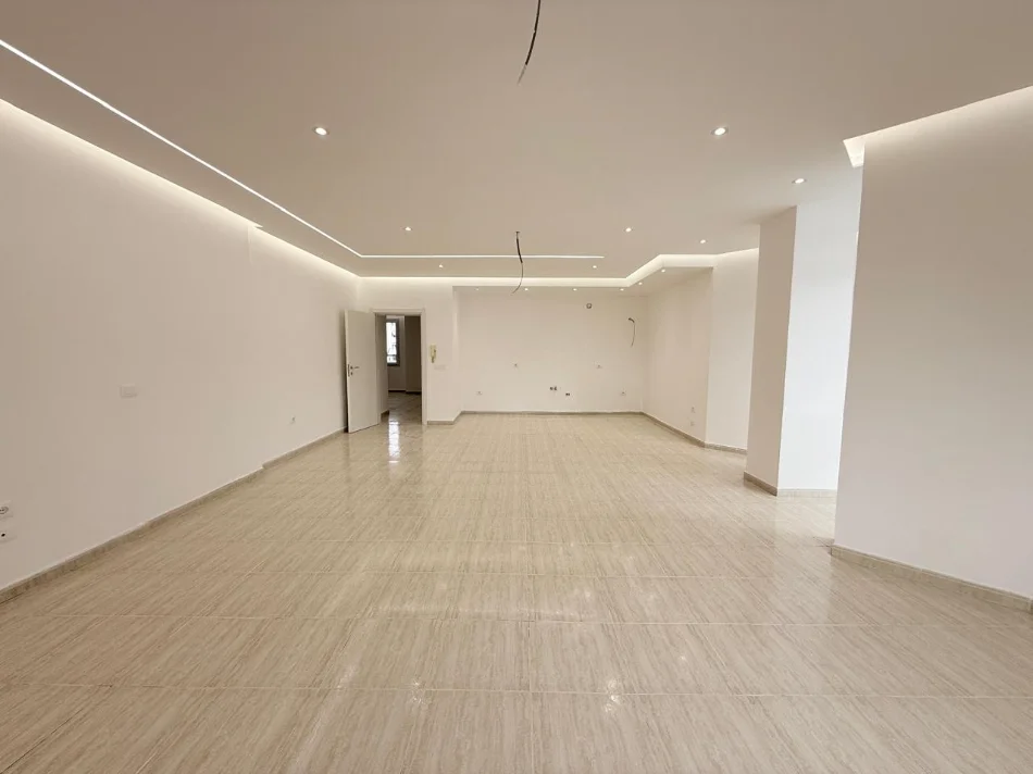 Tirane, shitet apartament 2+1+Ballkon Kati 8, 174 m² 400.000 € (Rruga e Elbasanit)