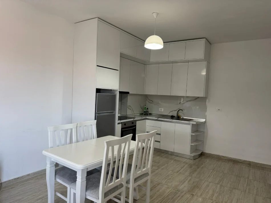 Tirane, jepet me qera apartament 1+1+Ballkon Kati 5, 68 m² 370 € 