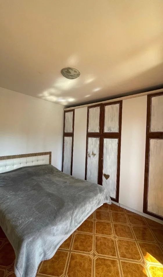 Tirane, jepet me qera apartament 2+1+Ballkon Kati 5, 87 m² 600 € 
