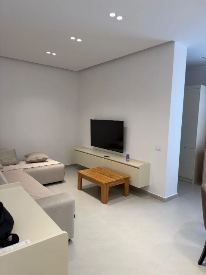 Tirane, jepet me qera apartament 1+1+Ballkon Kati 3, 65 m² 400 € 