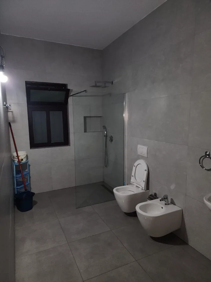 Tirane, jepet me qera apartament 1+1+Aneks+Ballkon Kati 2, 90 m² 450 € 