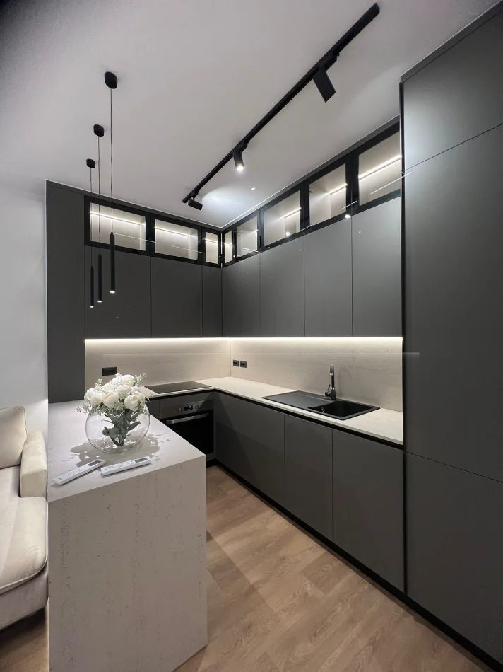 Tirane, jepet me qera apartament 2+1 Kati 1, 90 m² 1.000 € (PERBALLE UET , KOMPLEKSI GREEN HARMONY)